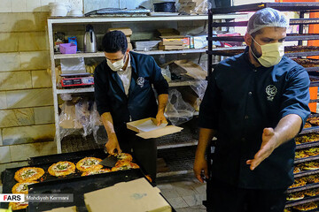 ببینید | عجیب‌ترین غذای نذری جهان؛ تقسیم مهربانی با پیتزا