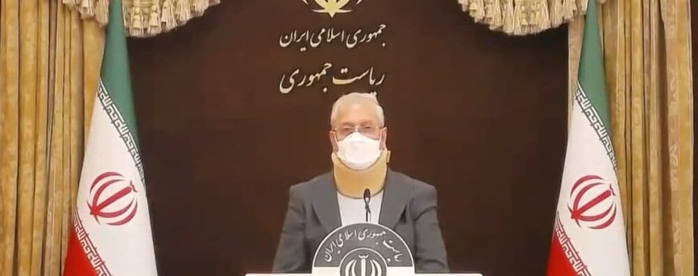 عکسی از  ظاهر متفاوت سخنگوی دولت در جمع خبرنگاران