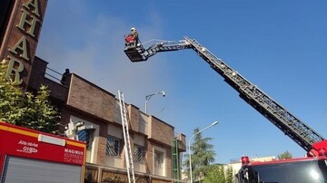 نجات ۱۸ نفر از افراد محبوس در یک آتش‌سوزی 