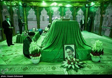 عکسی از فاتحه خوانی ابراهیم رئیسی بر سر مزار همسر امام 