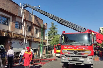 تصاویر | آتش‌سوزی یک ساختمان قدیمی در خیابان سعدی تهران