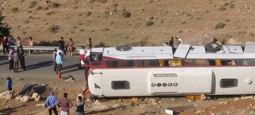 آمار نهایی حادثه امروز واژگونی اتوبوس خبرنگاران: ۲ فوتی و ۲۶ مصدوم