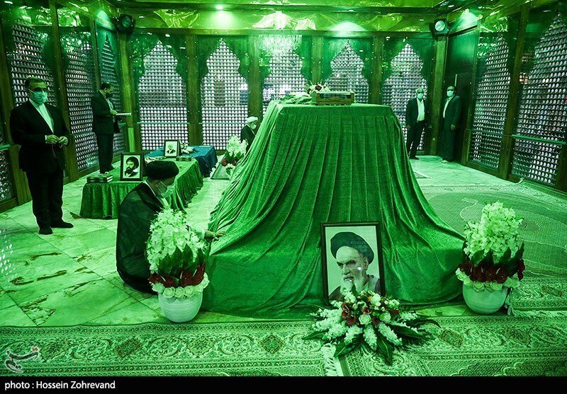 عکسی از فاتحه خوانی ابراهیم رئیسی بر سر مزار همسر امام 