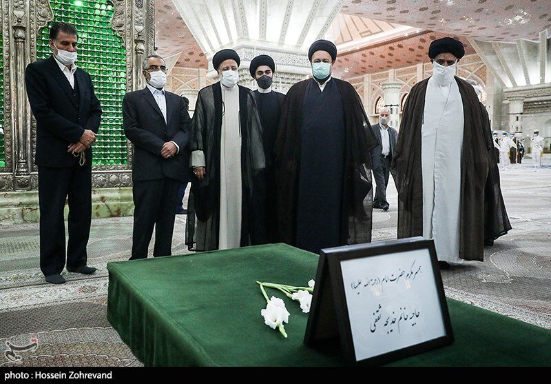 عکسی از فاتحه خوانی ابراهیم رئیسی بر سر مزار همسر امام 