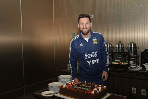 جشن تولد لیونل مسی در اردوی تیم ملی آرژانتین/عکس