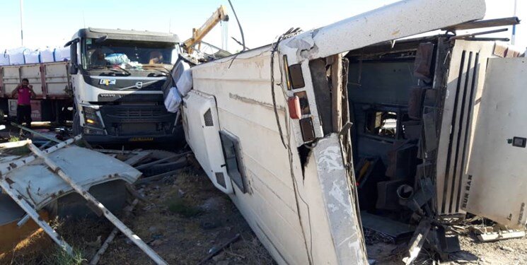 جزییات فوت ۵ سرباز معلم در تصادف امروز اتوبوس و تریلی در یزد/ عکس