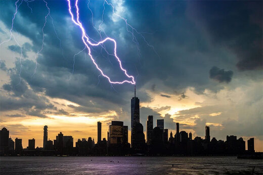 ببینید | صاعقه یک ساختمان را به آتش کشید 