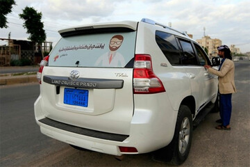 عکس | اقدام زیبای یک پزشک یمنی با خودرو شخصی‌اش