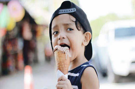 ببینید | روش عجیب و خنده‌دار یک کودک برای خوردن بستنی