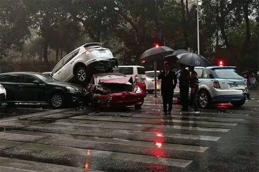 ببینید | تصادف وحشتناک در چین؛ سرنشین تسلا بدون حتی یک خراش!