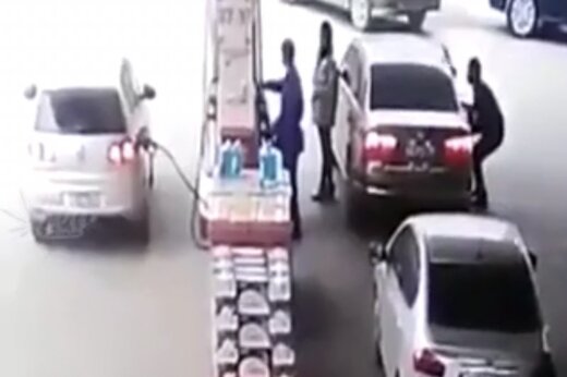ببینید | لحظه سرقت عجیب اموال داخل خودرو در پمپ بنزین!