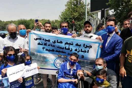 ببینید | شعار هواداران استقلال علیه مددی مقابل ساختمان قوه‌قضائیه 