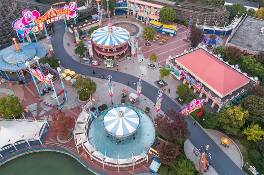 ببینید | ایده جالب چینی‌ها برای پرواز کردن انسان‌ها در یک شهربازی!