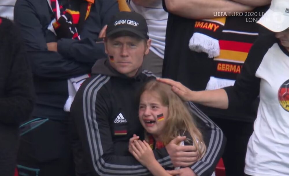 اشک‌های تلخ دختر بچه آلمانی در ومبلی/عکس