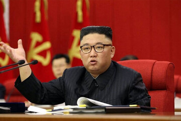 انتشار تصویری جدید از رهبر کره‌شمالی با سر بانداژ شده/عکس