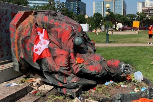 ببینید | حمله به مجسمه ویکتوریا توسط معترضان کانادایی