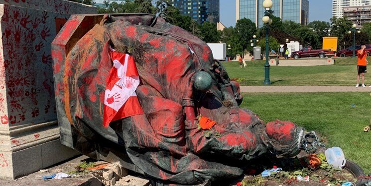 معترضان کانادایی مجسمه ملکه انگلیس را به زیر کشیدند/عکس