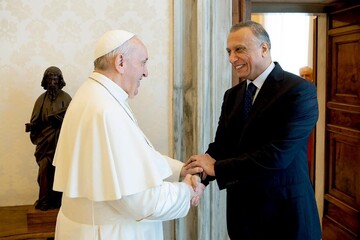 الکاظمی با پاپ دیدار کرد؛از رد و بدل هدیه تا پیام رهبر مسیحیان به نخست وزیر عراق/عکس