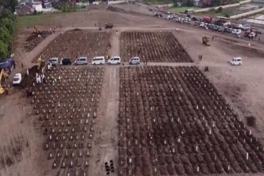 ببینید | تصاویری وحشتناک از تدفین شبانه‌روزی قربانیان کرونا در اندونزی