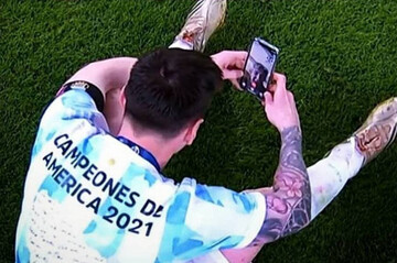 تصاویر | تماس تصویری مسی با پدر و همسرش بعد از قهرمانی