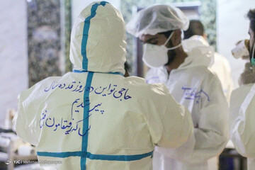 عکس | تصویری غم‌انگیز از نوشته پشت لباس کادر درمان در زاهدان
