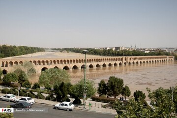 تصاویر | جاری شدن زاینده‌رود پس از ۹ ماه وقفه  ۱۹:۰۲۱۴۰۰-۴-۲۰