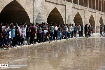 تصاویر | جاری شدن زاینده‌رود پس از ۹ ماه وقفه  ۱۹:۰۲۱۴۰۰-۴-۲۰