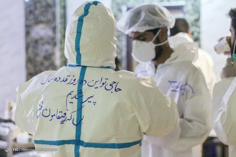عکس | تصویری غم‌انگیز از نوشته پشت لباس کادر درمان در زاهدان