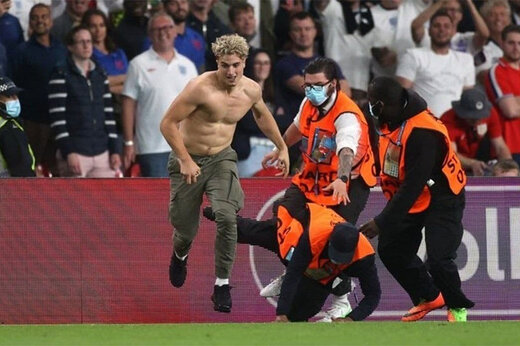 ببینید | فرار جیمی جامپ فینال یورو ۲۰۲۰ از دست مامورهای ورزشگاه