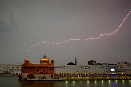 ببینید | لحظه برخورد هولناک و مرگبار صاعقه به زمین در هند؛ حداقل 50 کشته!