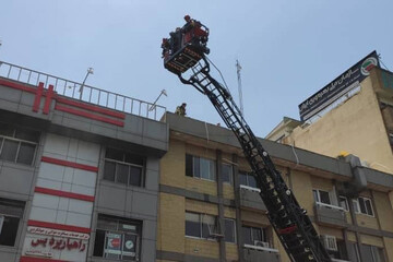 تصاویر | آتش‌سوزی ساختمان اداری ۴طبقه در خیابان شهیدمطهری تهران