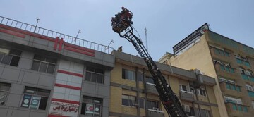 آتش‌سوزی ساختمان اداری ۴طبقه در خیابان شهیدمطهری تهران