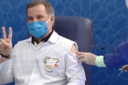 ببینید | ماجرای پاره شدن لباس نخستین داوطلب تزریق واکسن نورا چه بود؟