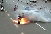 ببینید | لحظه انفجار ناگهانی موتورسیکلت وسط خیابان!