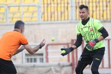 گلر پرسپولیس پا به توپ در تمرین 