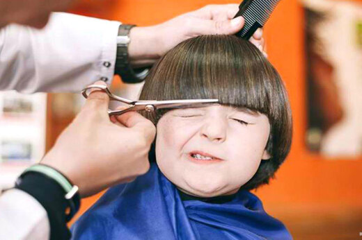 ببینید | حرکت خنده‌دار و جالب آرایشگر برای جلوگیری از گریه یک کودک