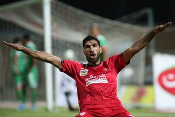 پرواز هلی‌کوپتر پرسپولیس در آسمان تبریز/عکس