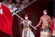 ببینید | لباس بومی و جالب توجه کشور تونگا در رژه المپیک توکیو