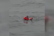 ببینید | لحظات نفس گیر نجات مرد چینی که دو روز روی آب شناور بود!