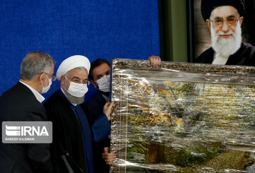 یک هدیه برای حسن روحانی در آخرین روزهای دولت +عکس یک هدیه برای حسن روحانی در آخرین روزهای دولت +عکس