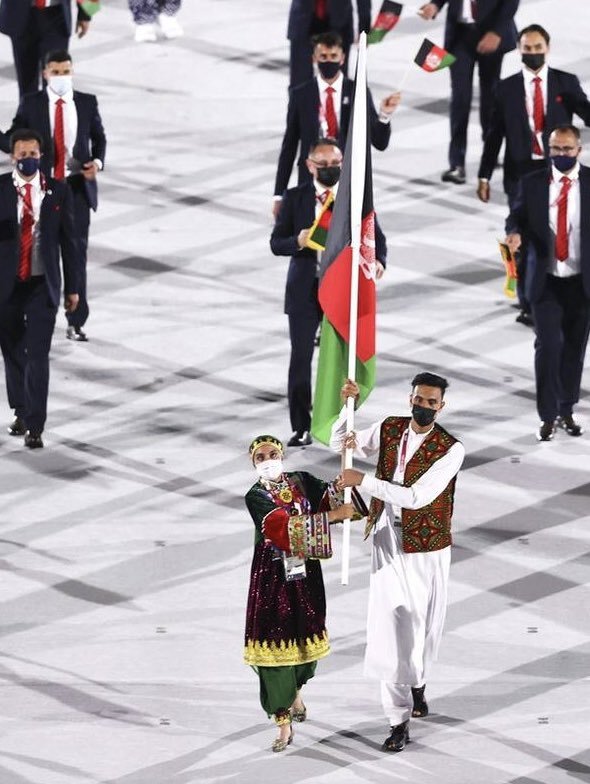 عکس | لباس زیبا و با اصالت پرچمدار افغانستان در المپیک