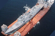عکس | تصویری از ناو آمریکایی آسیب دیده در جنگ خلیج فارس بر روی یک کشتی بزرگ باری