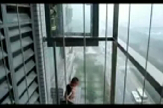 ببینید | نجات معجزه‌آسای یک پسر بچه از میان نرده‌های پنجره