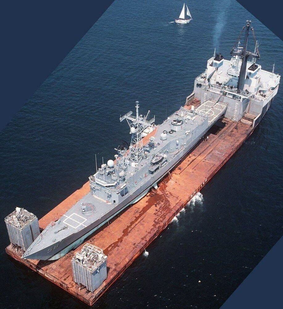 عکس | تصویری از ناو آمریکایی آسیب دیده در جنگ خلیج فارس بر روی یک کشتی بزرگ باری