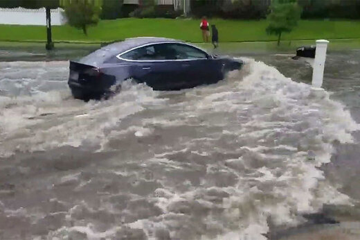 ببینید | خودروی تسلا سربلند از سیل بیرون آمد