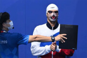 ببینید | دریافت مدال با ماسک گربه‌ای؛ حرکت عجیب ورزشکار روس
