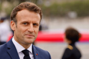 ببینید | شکل و شمایل عجیب رئیس جمهور فرانسه