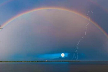 عکس | تصویری شگفت انگیز و نادر از پیدایش همزمان رنگین کمان و صاعقه در آسمان