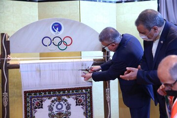 تصاویر| تابلو فرش دستباف المپیک توکیو رونمایی شد/ اهدای یک تخته فرش به IOC