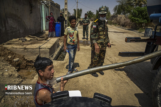 آبرسانی تانکرهای ارتش به روستاهای دشت آزادگان اهواز